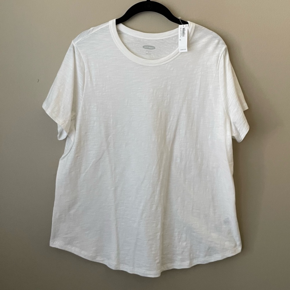 New with tags! XL White crewneck T-shirt. Old Navy short sleeve shirt